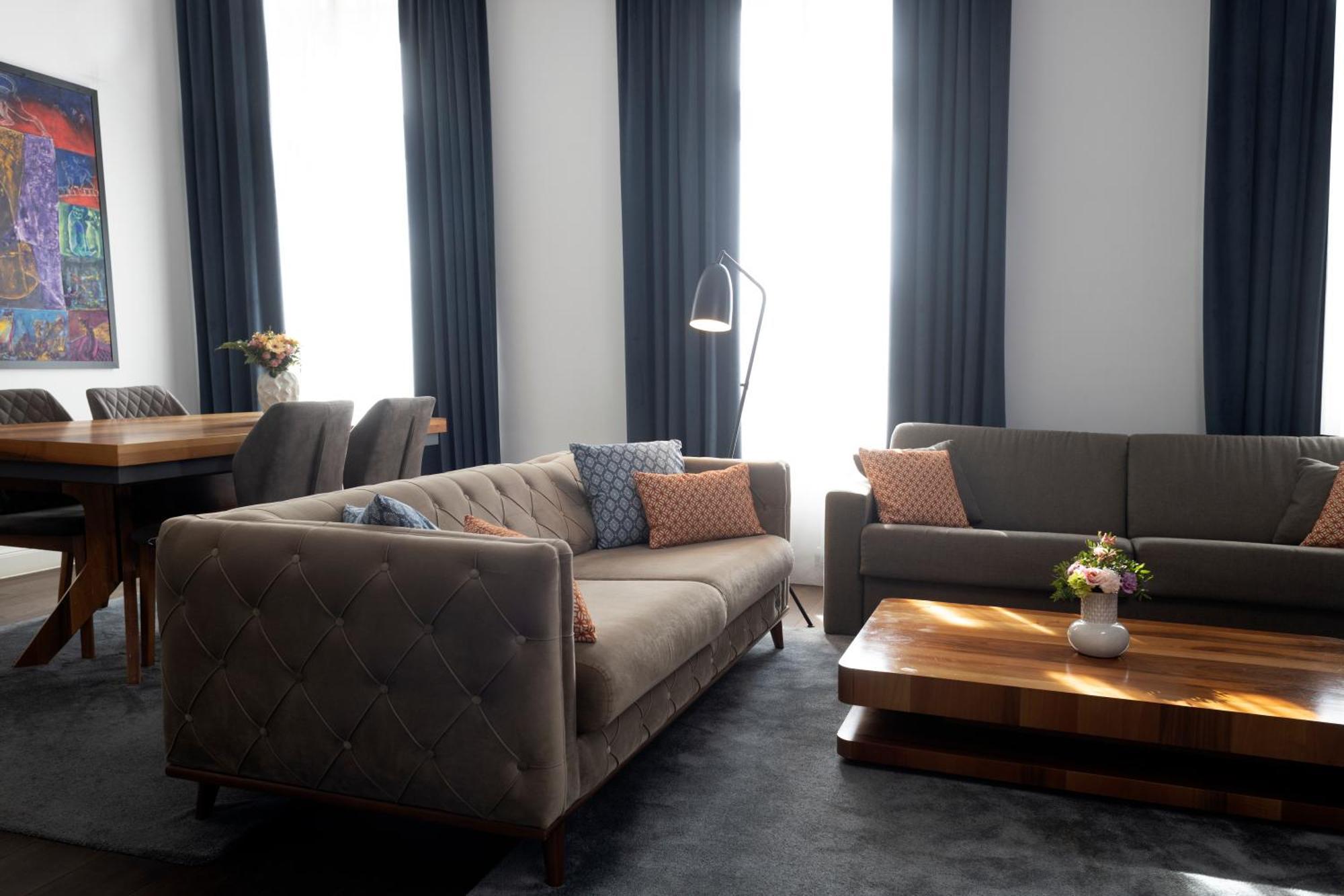 Zoya Luxury Residence Budapest Eksteriør bilde The living room of a two-bedroom apartment at the hotel