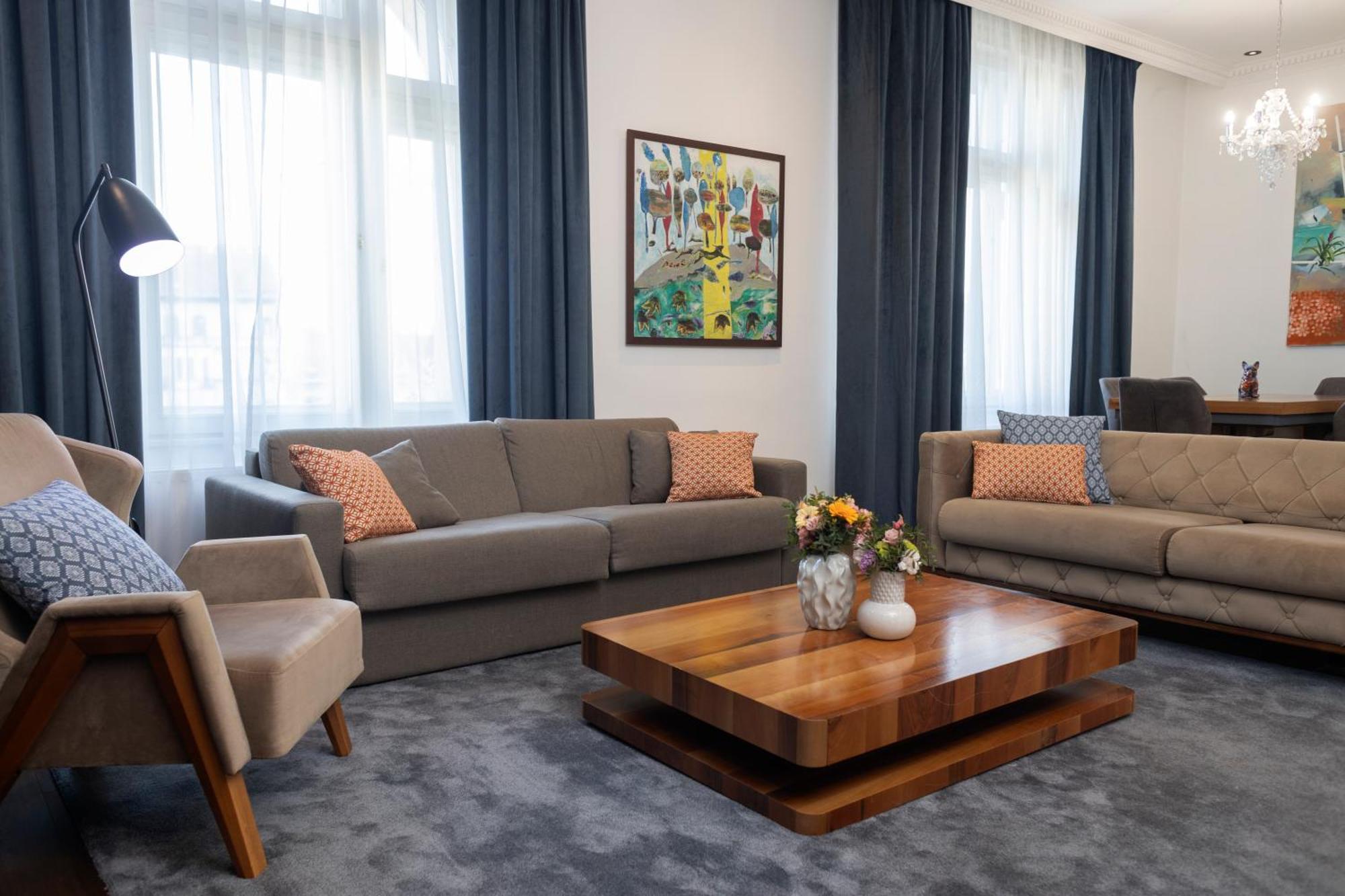 Zoya Luxury Residence Budapest Eksteriør bilde The living room of the presidential suite