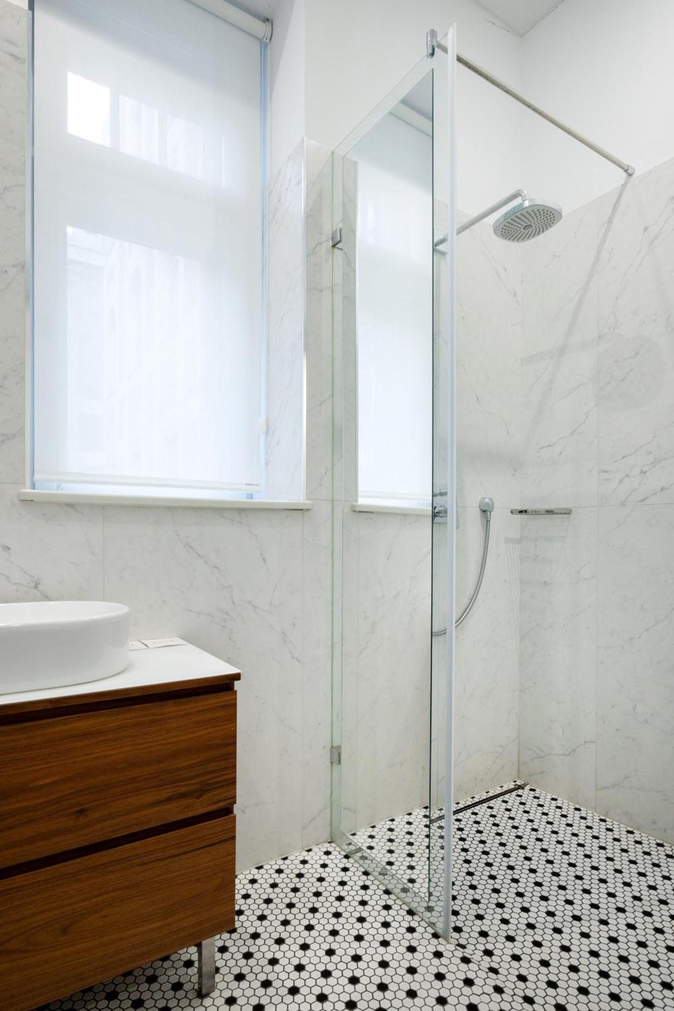 Zoya Luxury Residence Budapest Eksteriør bilde A shower door