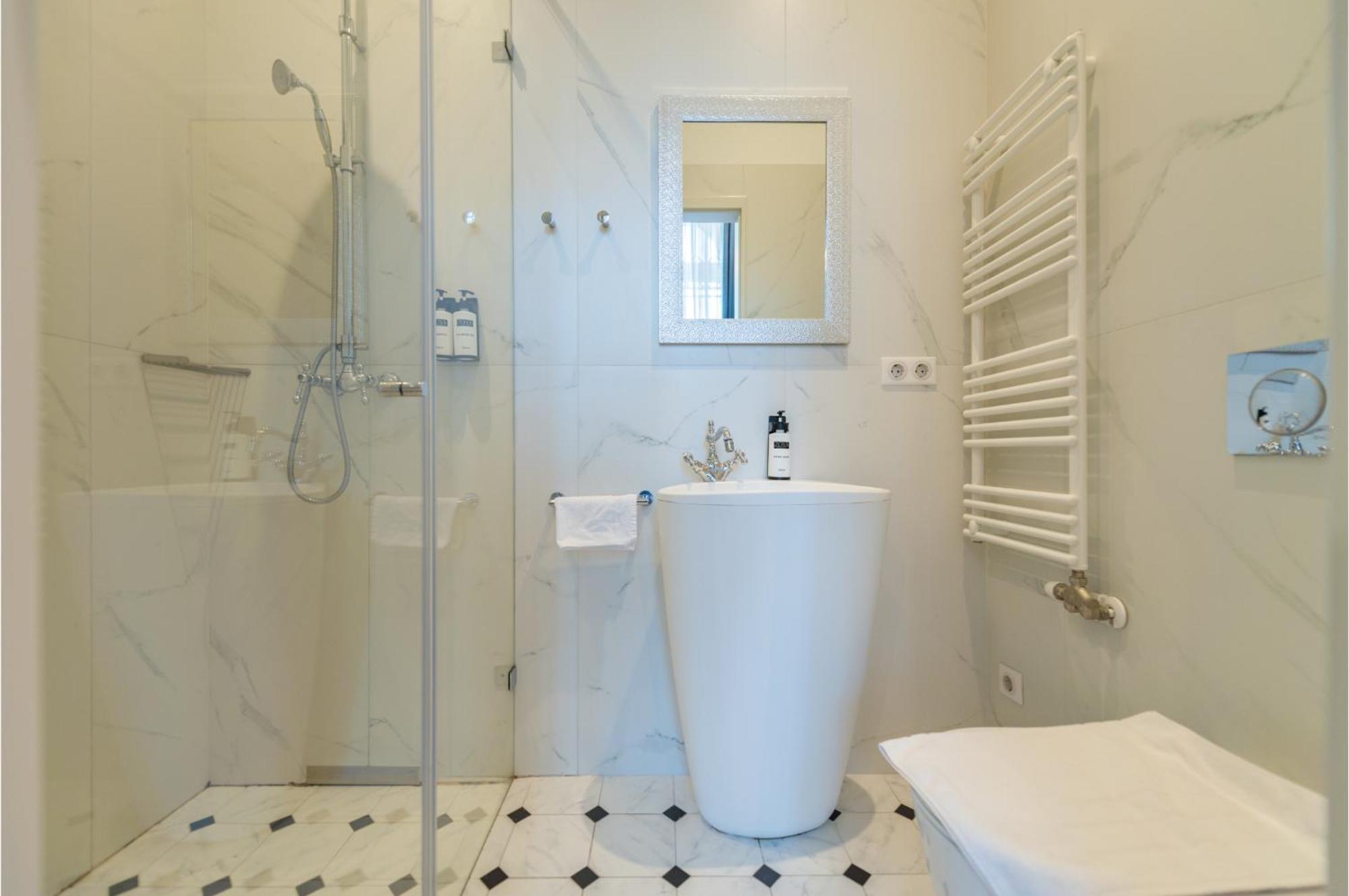 Zoya Luxury Residence Budapest Eksteriør bilde A modern bathroom