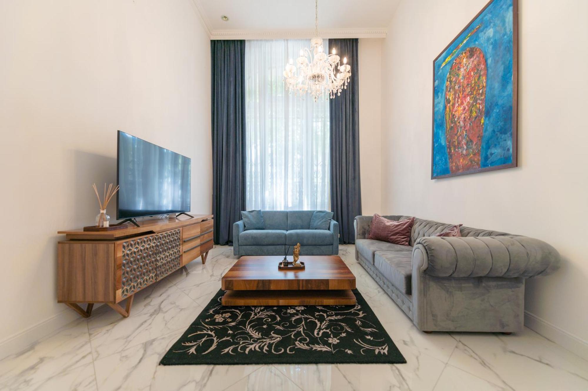 Zoya Luxury Residence Budapest Eksteriør bilde A living room with a carpet