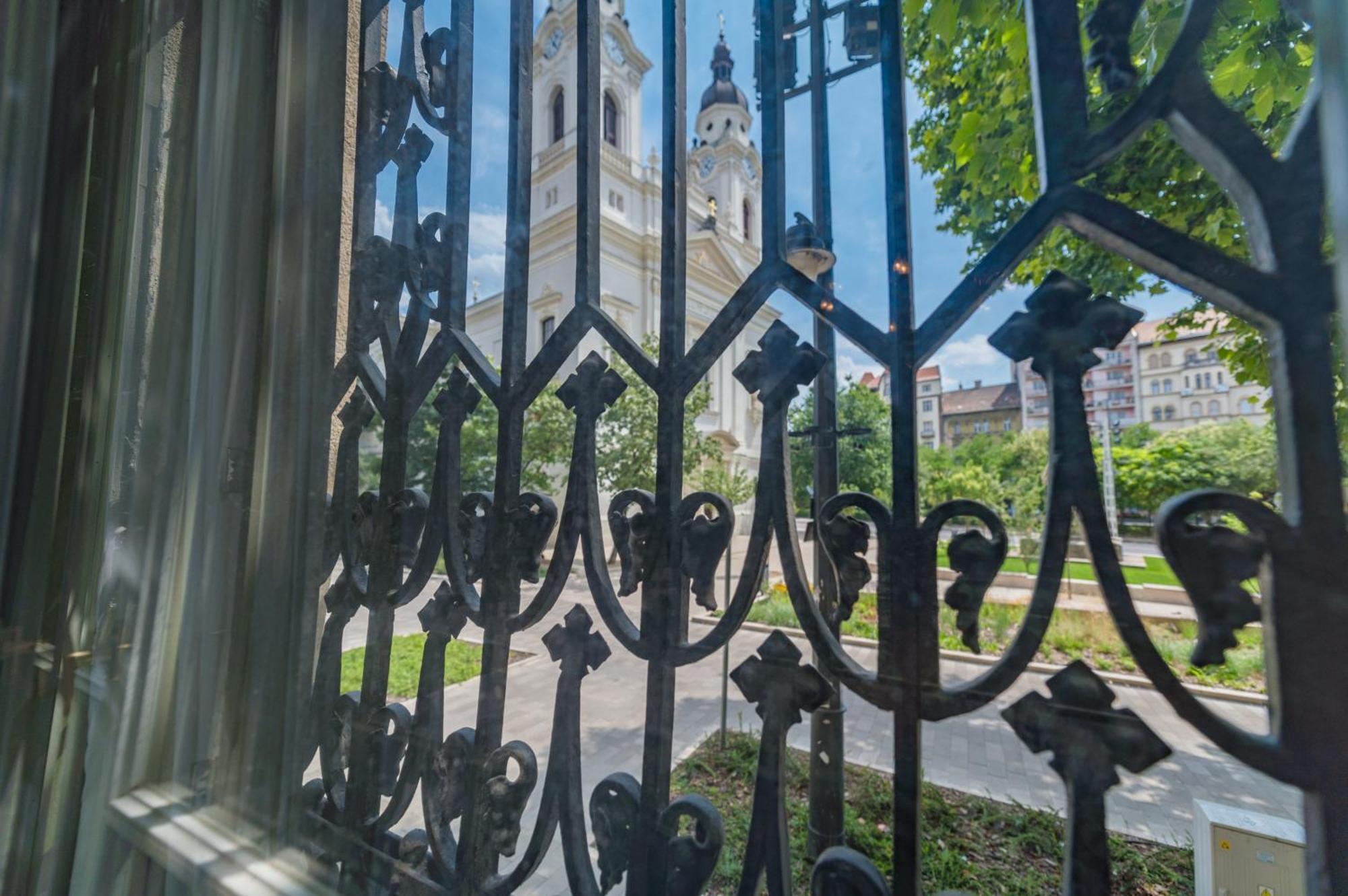 Zoya Luxury Residence Budapest Eksteriør bilde The church of Saint-Pierre-Saint-Paul
