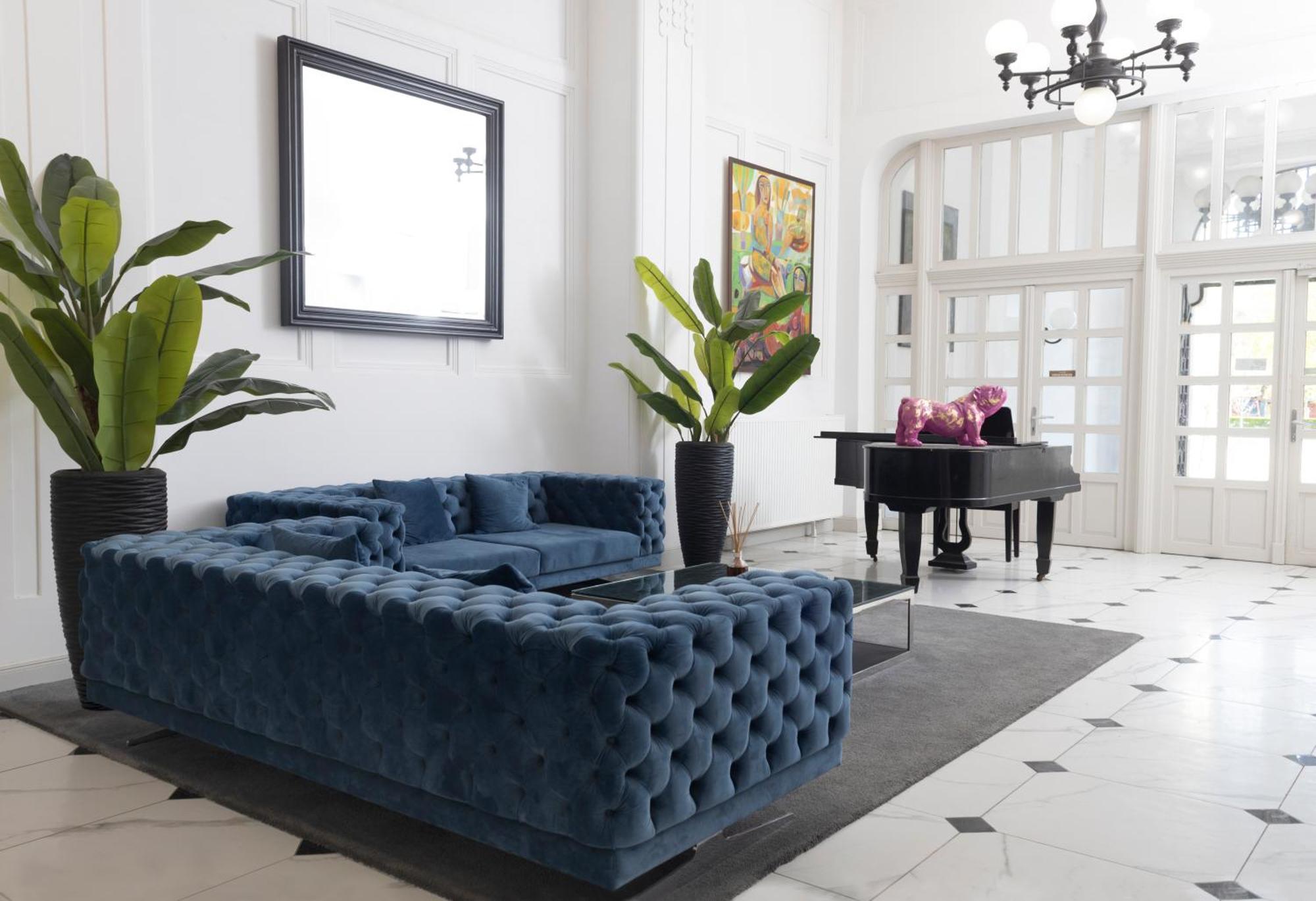 Zoya Luxury Residence Budapest Eksteriør bilde A blue velvet sofa