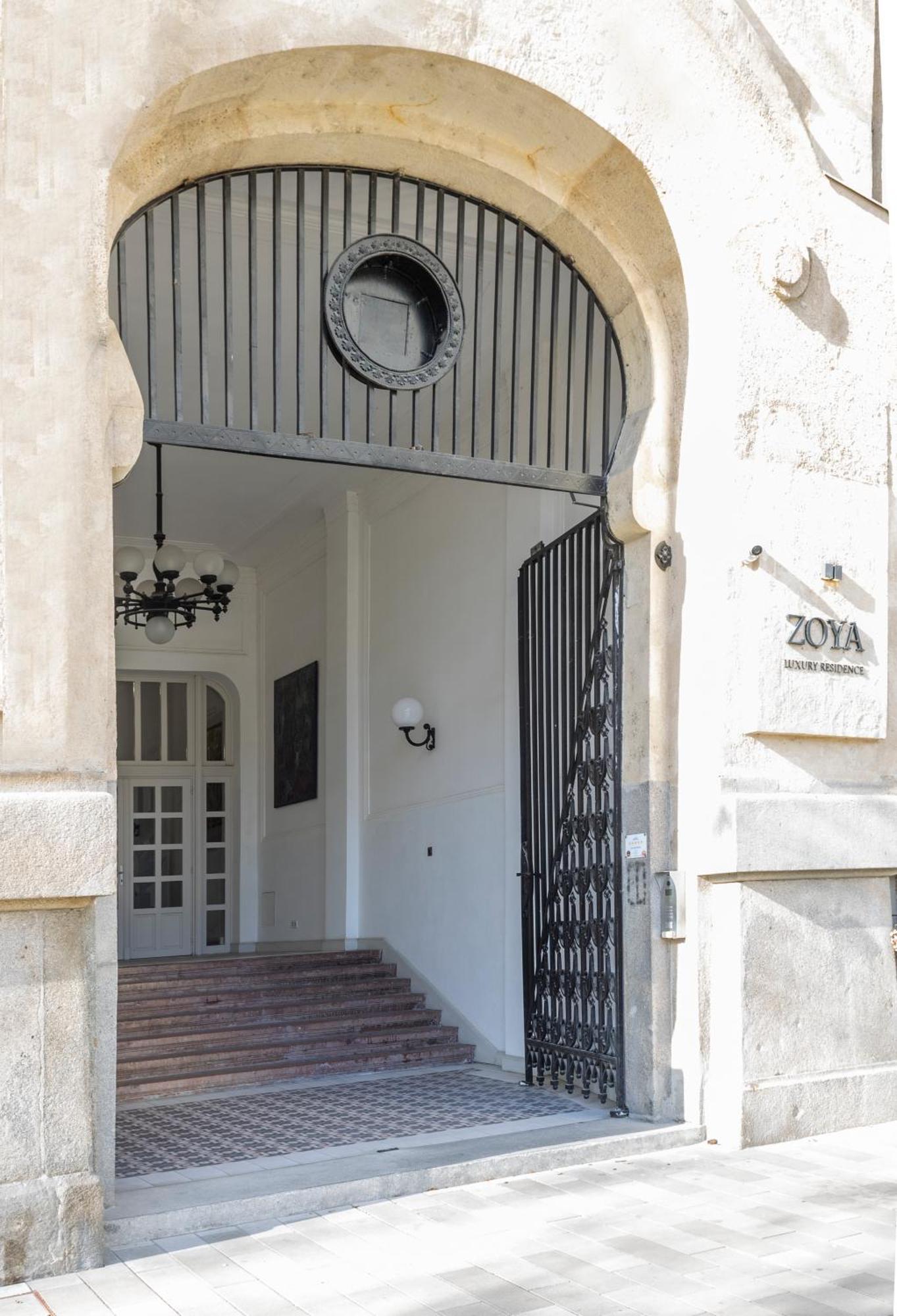 Zoya Luxury Residence Budapest Eksteriør bilde Entrance to the Zoya Museum