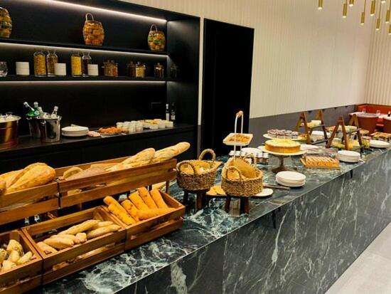 Zoya Luxury Residence Budapest Eksteriør bilde A buffet at a hotel