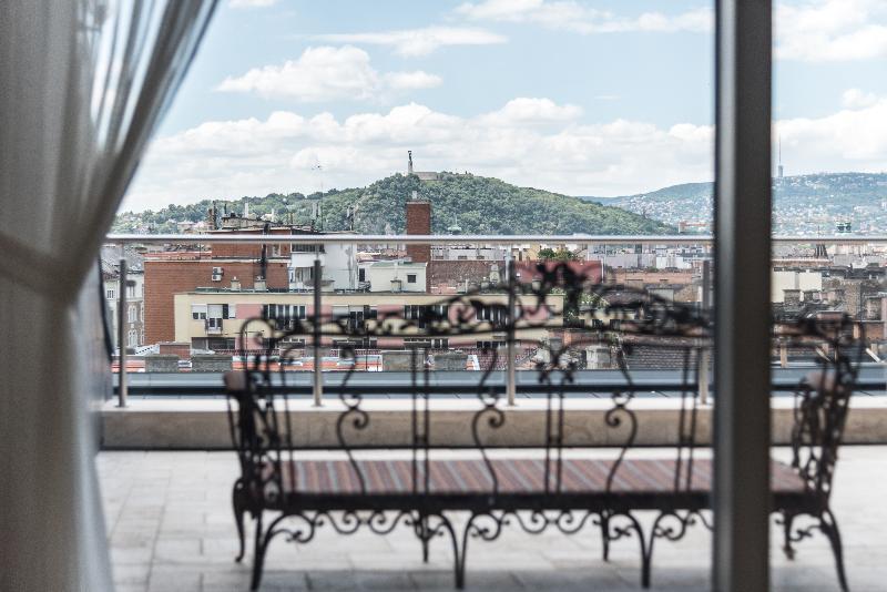 Zoya Luxury Residence Budapest Eksteriør bilde View of the mountain from the hotel